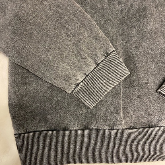 Relaxed acid wash sweatshirt - never worn tags on - Picture 3 of 6